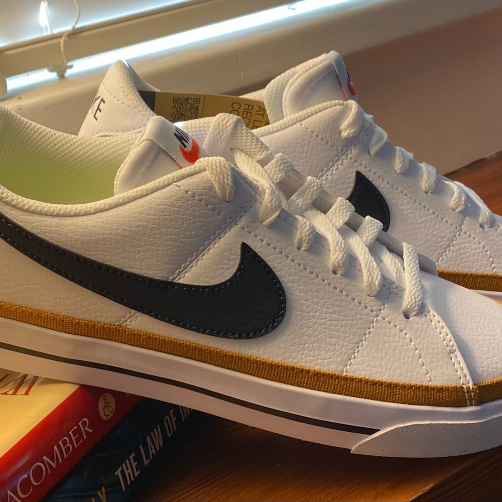 NEW fabulous Nike white and black with a copper stripe Big Swoosh Classic Size 8 - Picture 7 of 11